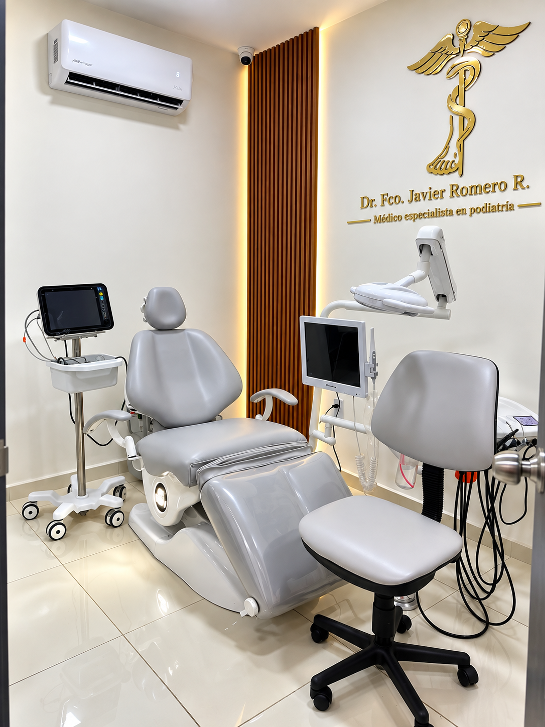 Consultorio clínico de ISEMEP Feet Center con sillón de tratamiento podológico y equipo médico